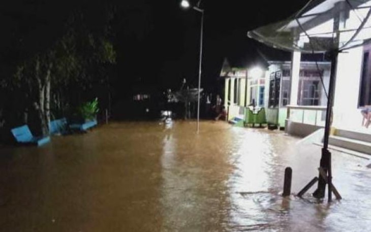 Sungai Bakah pasca Meluap Rendam Permukiman Warga Melawi Kalbar