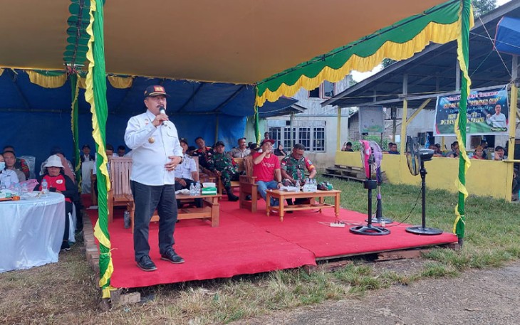 Satgas Pamtas Yonif 645/GTY saat Hadiri Pembukaan Turnamen Sepak Bola Pemdes Cup di Perbatasan