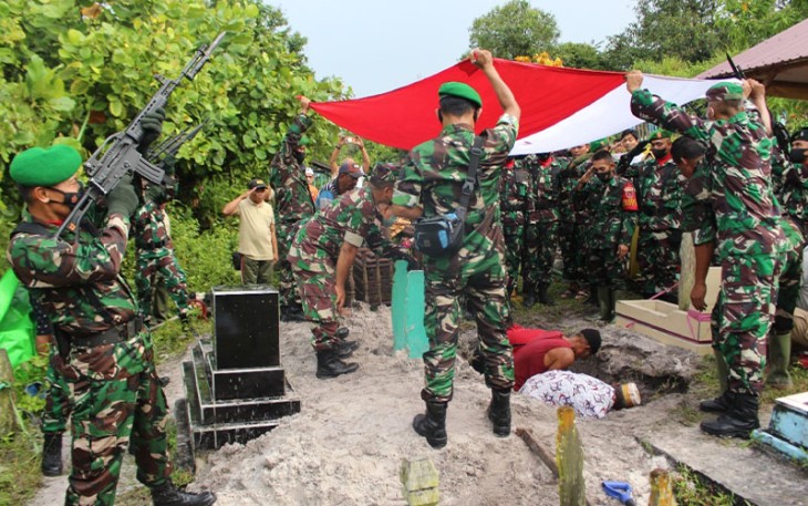 Proses pemakaman secara militer di TPU Kayu Api Penajam Kab PPU. Jum’at (09/09/2022) kemarin.