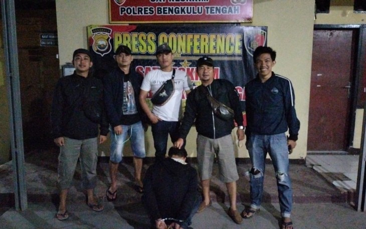 Tersangka (jongkok diborgol) saat diamankan