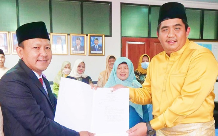 Plt Bupati Bintan Roby Kurniawan (kanan) saat menyerahkan SK