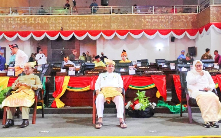 Ketua DPRD Kepri Jumaga Nadeak (Baju kuning), Gubernur Prov Kepri Ansar Ahmad (baju putih) dan Wakil Gubernur Prov Kepri berbaju putih di ruang rapat utama DPRD Kepri.