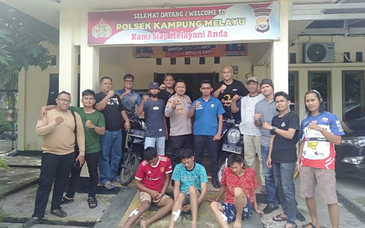 tiga tersangka (duduk tak berdaya) usai dilumpuhkan tim opsnal polsek jajaran Polres Bengkulu.