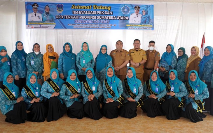 Ketua PKK Kota Tebing Tinggi foto bersama pada saat meneriman kunjungan Tim Evaluasi PKK Provsu, Selasa (01/11/2022) di Halaman Kantor Kec. Padang Hilir.