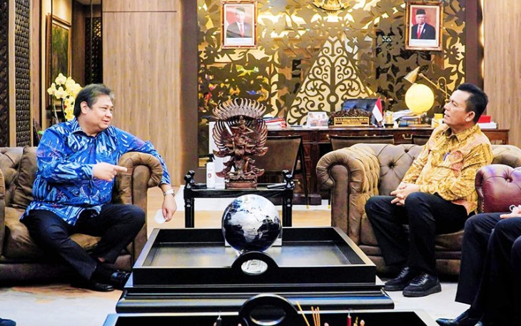 Gubernur Kepulauan Riau H. Ansar Ahmad saat menemui Menteri Koordinator Bidang Perekonomian RI Airlangga Hartarto di Jakarta, Rabu (02/11).