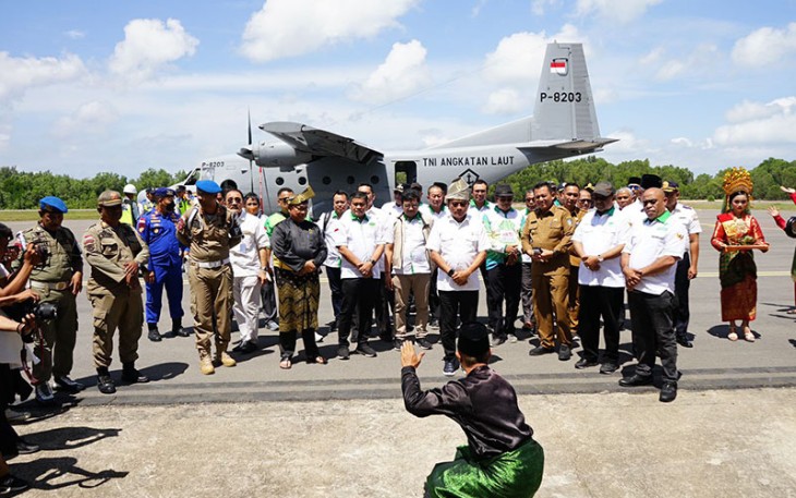 Penyambutan Ketua Umum DPP HKTI yang juga Kepala Staf Kepresidenan (KSP) Jenderal TNI (Purn) Moeldoko di Karimun, Senin (22/11). 