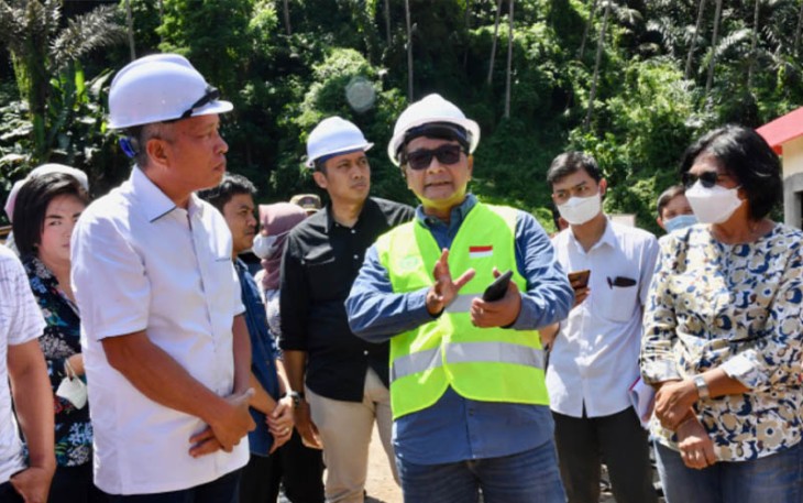 SesKemenKopUKM saat meninjau pembangunan Factory Sharing di Desa Kapitu, Kecamatan Amurang Barat, Kabupaten Minahasa Selatan, Sulawesi Utara, Sabtu (3/12). 