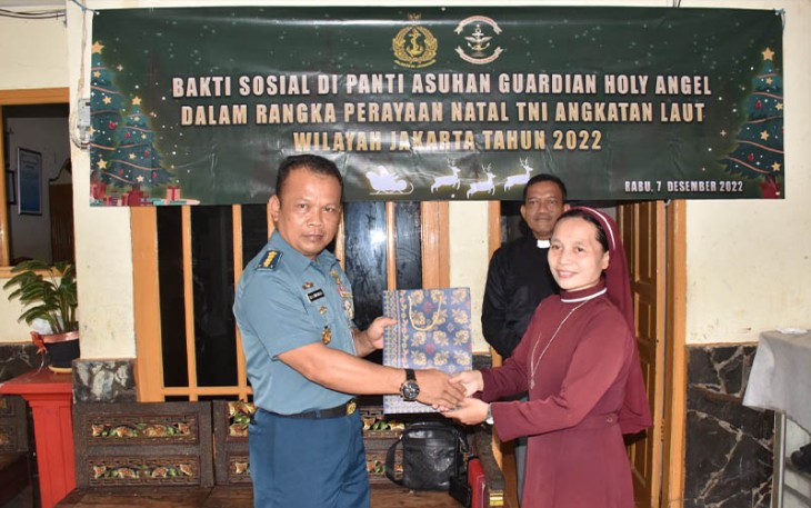 Umat Kristiani TNI AL saat Baksos ke Panti Asuhan