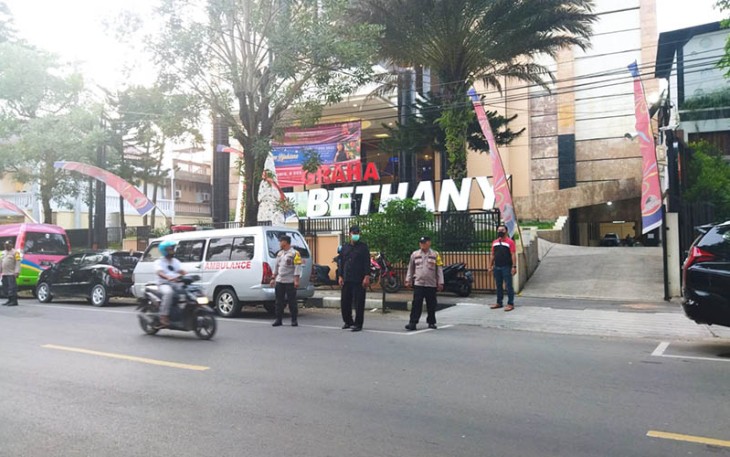 Polisi intensif melakukan patroli di gereja menjelang Natal dan tahun baru.