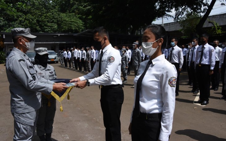 Penutupan kegiatan orientasi CPNS Bakamla RI Angkatan IX, di Lapangan Apel Mabes Bakamla RI, Jl. Proklamasi No. 56, Menteng, Jakarta Pusat, Jumat (8/4/2022).