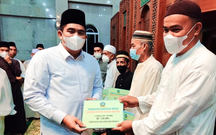 Plt Bupati Bintan Roby Kurniawan saat menyerahkan insentif bagi Guru Ngaji, Imam Masjid, Mubaligh, Petugas Masjid hingga Petugas Fardhu Kifayah.