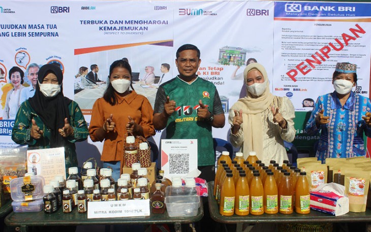 Danramil Pahandut saat Tampilkan Kreativitas Produk UMKM Wilayah Binaan 