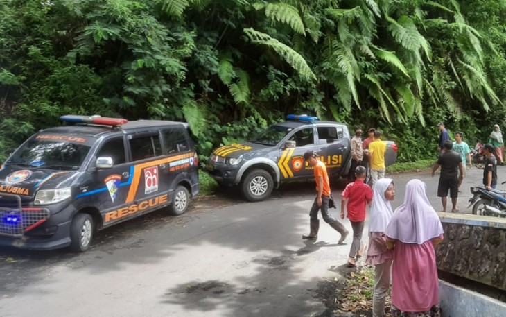 Upaya evakuasi terhadap mobil bermuatan sayur yang terperosok ke dalam jurang di Jalan Nglorok - Parang Ijo, Dukuh Munggur Desa Girimulyo, Ngargoyoso, Karanganyar, Jumat (21/1/2022). (Foto : Istimewa/Humas Polres Karanganyar)