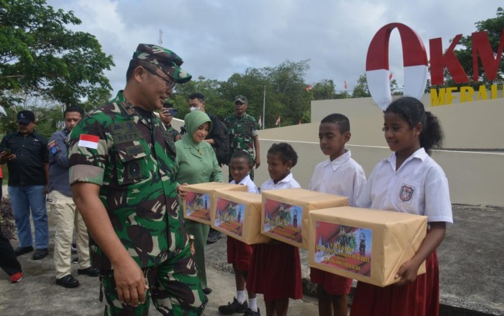Brigjen TNI E. Reza Pahlevi saat Serahkan Tali Asih Dari Kasad Kepada Siswa-Siswi SD YPK Sota Perbatasan RI-PNG Merauke