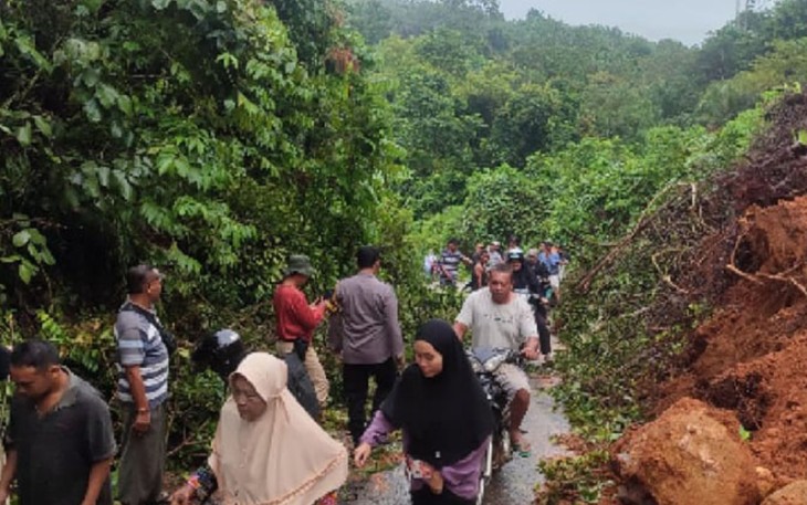 Polsek Giri Mulya bersama Warga saat Gotong-Royong Bersihkan Jalan