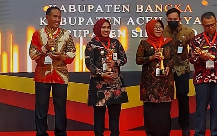 Wakil bupati Blora Tri Yuli Setyowati menerima penganugrahan Inovatif Government Award dari Kementerian Dalam Negeri di Jakarta.