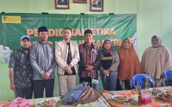 Sekolah Kajian Stratejik dan Global Universitas Indonesia saat Lakukan Pengabdian Kepada Masyarakat di Lombok