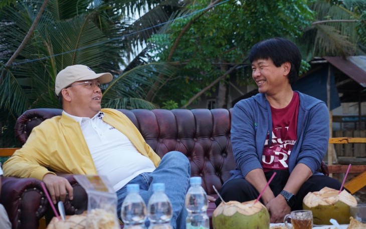 Rohidin saat Bersama Komunitas Mangrove Nikmati Suasana Petang di Kampung Jenggalu