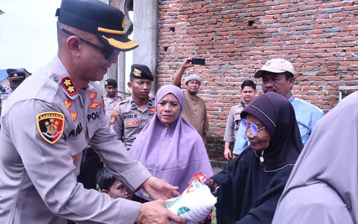 Kapolres Aceh Timur AKBP Andy Rahmansyah, S.I.K., saat meberi santunan ke warga