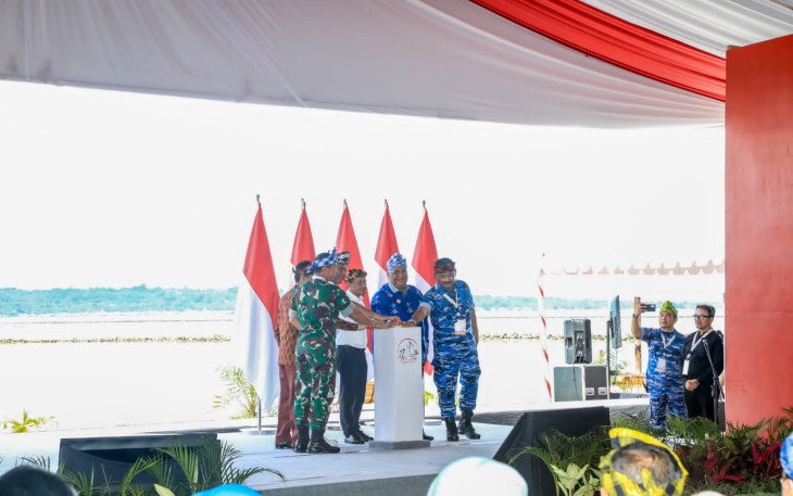 Direktur Jenderal Perhubungan Laut yang diwakili oleh Direktur Kesatuan Penjagaan Laut dan Pantai (KPLP) Capt. Mugen S. Sartoto sesaat setelah pelaksanaan upacara puncak Hari Nusantara di Dermaga Marina Togo Mowondu Sulawesi Tenggara, Selasa (13/12).