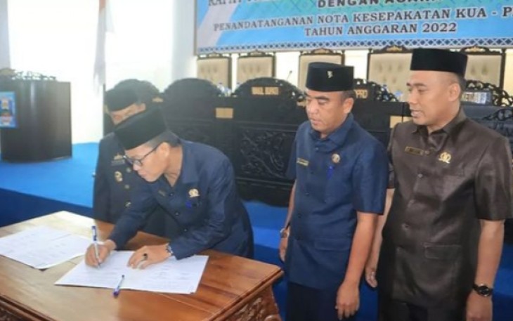 Penandatanganan nota kesepakatan KUA-PPAS APBD-P tahun anggaran 2022, di kantor DPRD Pesibar, Jum'at (19/08/2022).