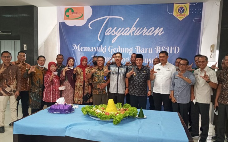 Bupati Labuhanbatu Selatan H. Edimin saat meresmikan Gedung Baru RSUD Kotapinang Labuhanbatu Selatan Jln istana kotapinang , Jumat (22/07/2022). 