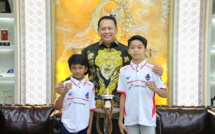Bamsoet saat menerima Clevan Lois Valera Octavianus dan Lanova Tantra Mahardika, di Jakarta, Rabu (19/10/22).