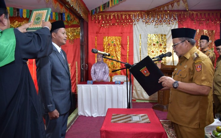 Bupati Agam melantik dua penjabat wali nagari di Kecamatan Baso.