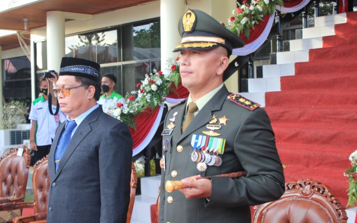Dandim 1016/Palangka Raya saat Hadiri Upacara Penurunan Bendera Merah Putih