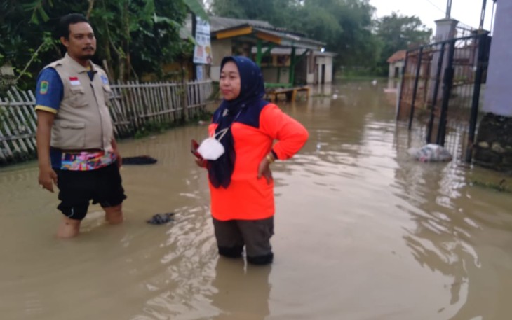 Petugas BPBD setempat saat meninjau lokasi dan menyalurkan bantuan.