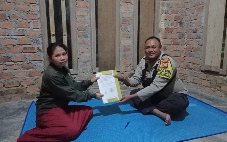 Bhabinkamtibmas Polsek Nasal Polres Kaur Antar Laporan Warga