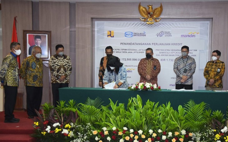 Penandatangan perjanjian kredit antara PT Wika Tirta Jaya Jatiluhur dengan Bank Mandiri senilai Rp1,17 triliun dan disaksikan oleh Menteri PUPR Basuki Hadimuljono di Jakarta, Jumat (1/4/2022).