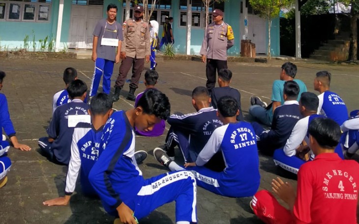 Polsek Teluk Bintan Polres Bintan saat Berikan PBB Kepada Siswa SLTA 1