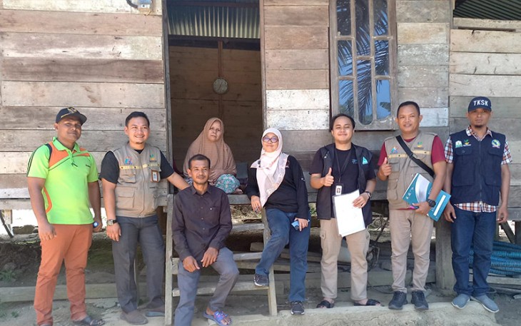 Tim Kemensos bersama aparat desa setempat saat lakukan peninjauan dan pendataan