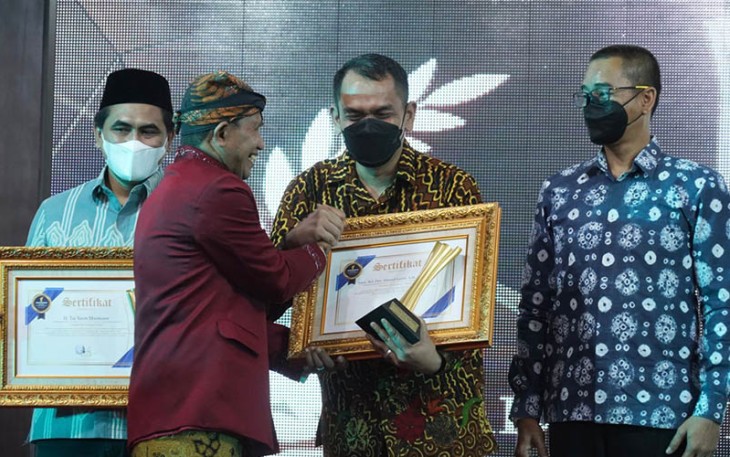 Kapolda Jawa Tengah Irjen Pol Ahmad Luthfi saat terima penghargaan dari Jawa Pos Radar Semarang 