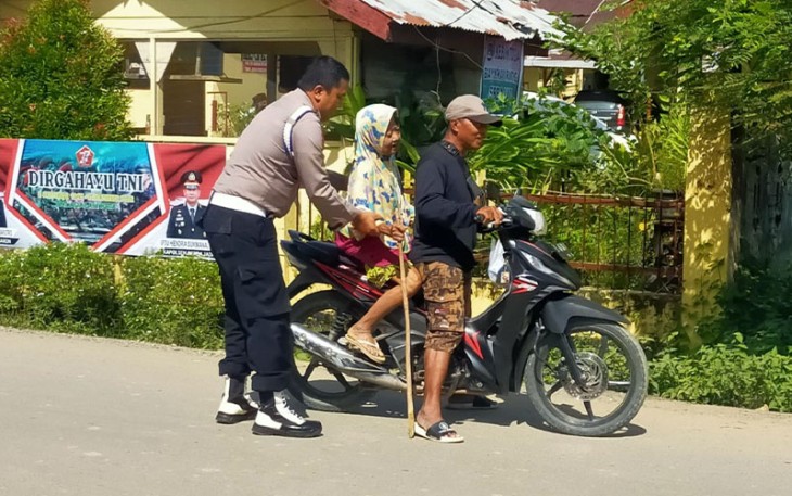 Anggota Polsek Serbajadi saat Bantu Warga