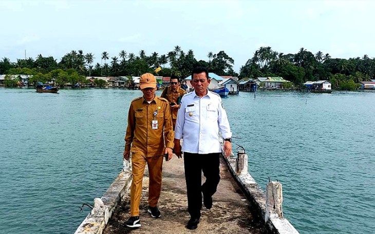 Gubernur Kepulauan Riau H. Ansar Ahmad dalam kunjungan kerjanya di Kelurahan Pulau Abang Kota Batam ini, Selasa (27/12).