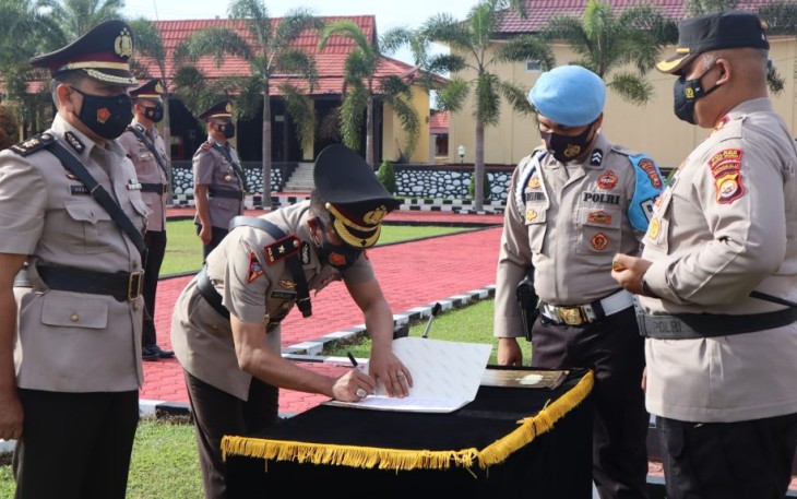 Penandatanganan berita acara dan pengucapan sumpah jabatan