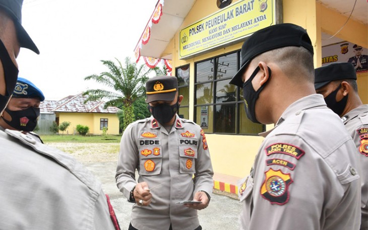 Kapolsek Peureulak Barat saat Cek Sikap Tampang dan Kelengkapan Administrasi Anggota