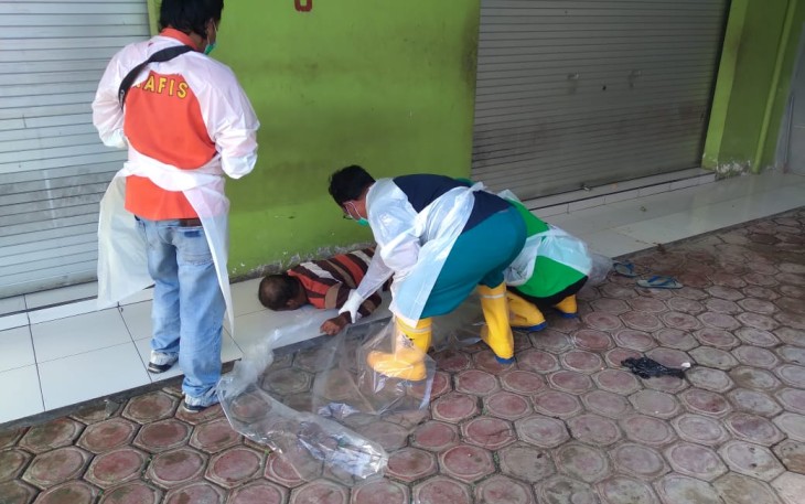 Pria tanpa identitas saat ditemukan di Teras Kios Rambak
