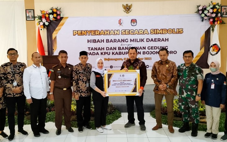 Dandim 0813 saat Hadiri Penyerahan Secara Simbolis Hibah Tanah dan Bangunan Gedung KPUD Bojonegoro
