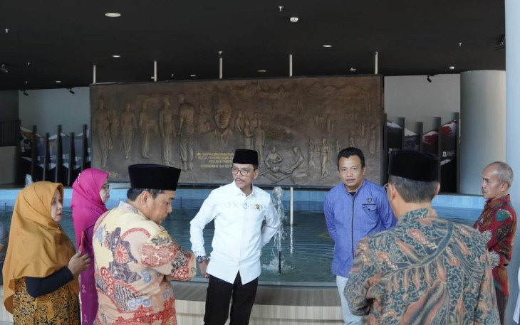 Bupati Limapuluh Kota Safaruddin bersama Sekda Widya Putra meninjau kesiapan panitia Hari Bela Negara ke-74 di Monumen Bela Negara, Nagari Koto Tinggi, Kecamatan Gunuang Omeh.