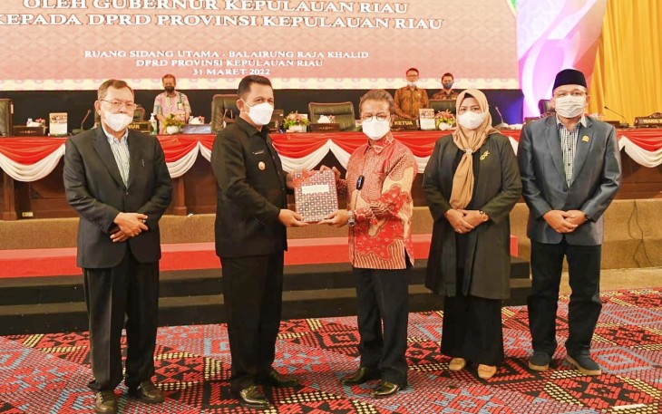 Gubernur Ansar Sampaikan LKPj Tahun 2021