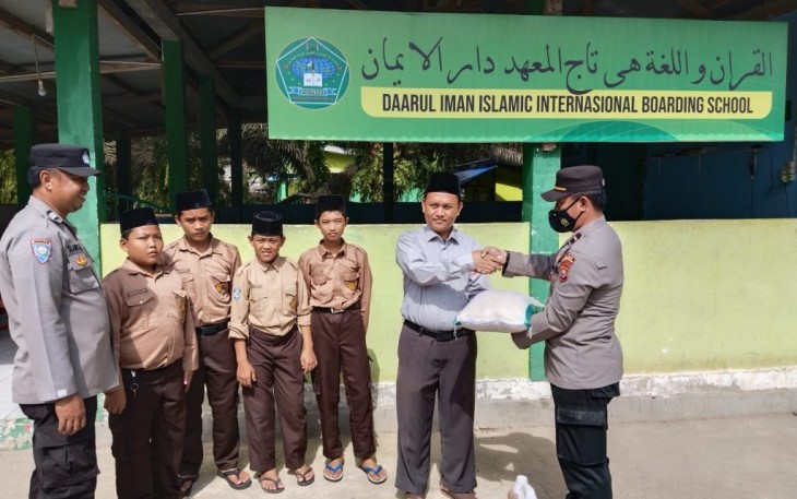 Sat Binmas Polres Bengkulu Selatan saat salurkan bantuan ke Ponpes