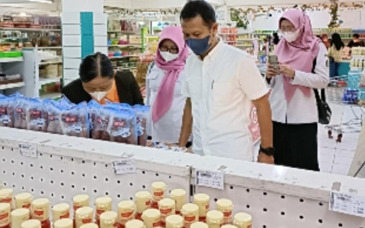 Dinkes Tulungagung saat Sidak Produk Tanpa Izin Edar dan Kadaluarsa