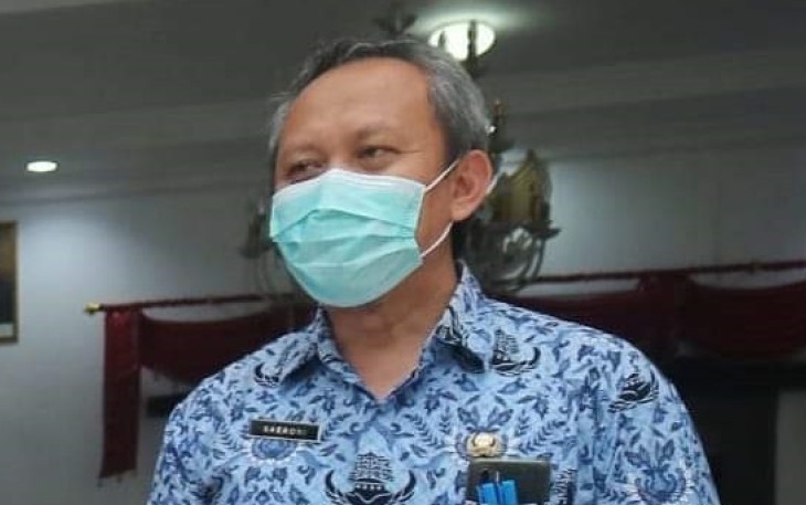 Kepala Dinas Kesehatan, Pengendalian Penduduk dan Keluarga Berencana (Dinkes, PPKB) Kabupaten Trenggalek, dr. Saeroni, MMRS. saat dikonfirmasi di halaman, Pendapa Manggala Praja Nugraha, Senin (17/1/2022) (Foto : Hardi Rangga, klikwarta.com).