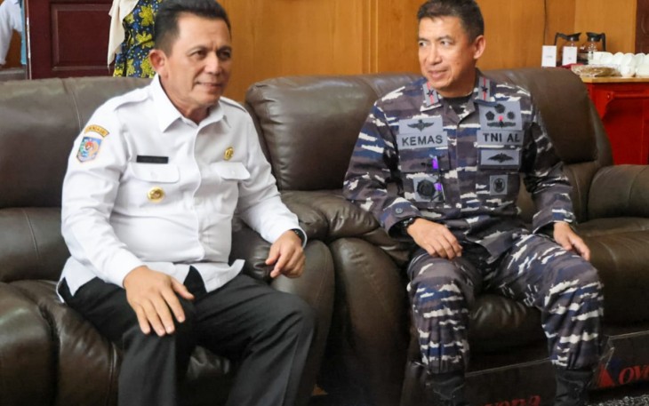 Gubernur Ansar bersama Pangkogabwilhan I Laksamana Madya TNI Muhammad Ali saat sambut Kedatangan Ketua MA RI di Bandara RHF Tanjungpinang 