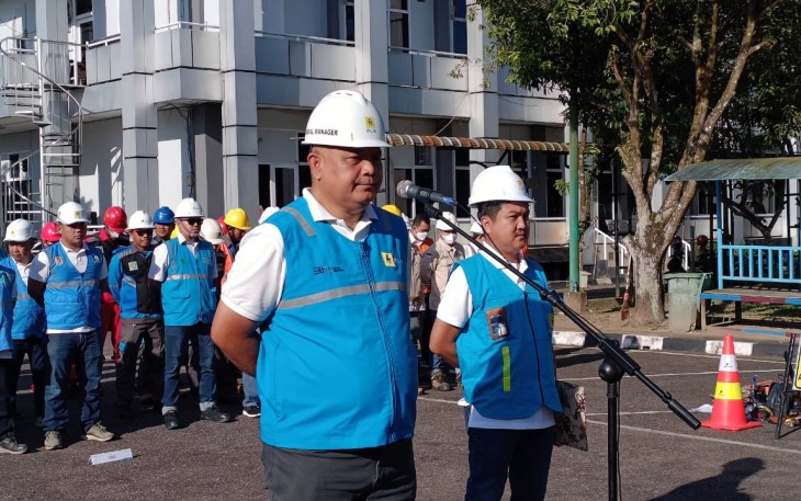PLN Unit Induk Distribusi Kalbar saat laksanakan gelar apel siaga Nataru di halaman kantor PLN UID Kalbar, Jalan Adi Sucipto KM. 7,3 Sei Raya, pada Selasa tanggal 20 Desember 2022.