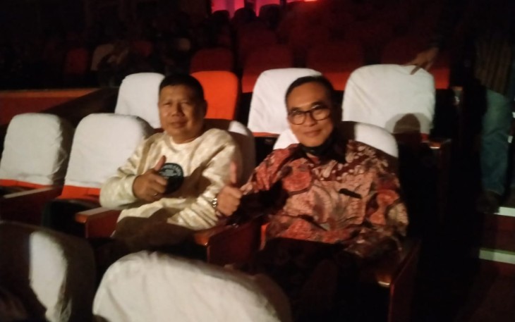 Ketua DPRD Jatim, Kusnadi, Anggota Komisi E DPRD Jatim Hadi Dediansyah, Wakil Ketua Komisi A Rohani, Anggota Komisi C Agustin Poliana dan sejumlah kepala daerah di Jatim saat menyaksikan Pagelaran teater..