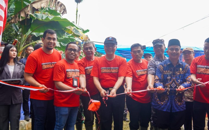 Gubernur Bengkulu Rohidin Mersyah saat Launching Internet 4G di Pulau Enggano.